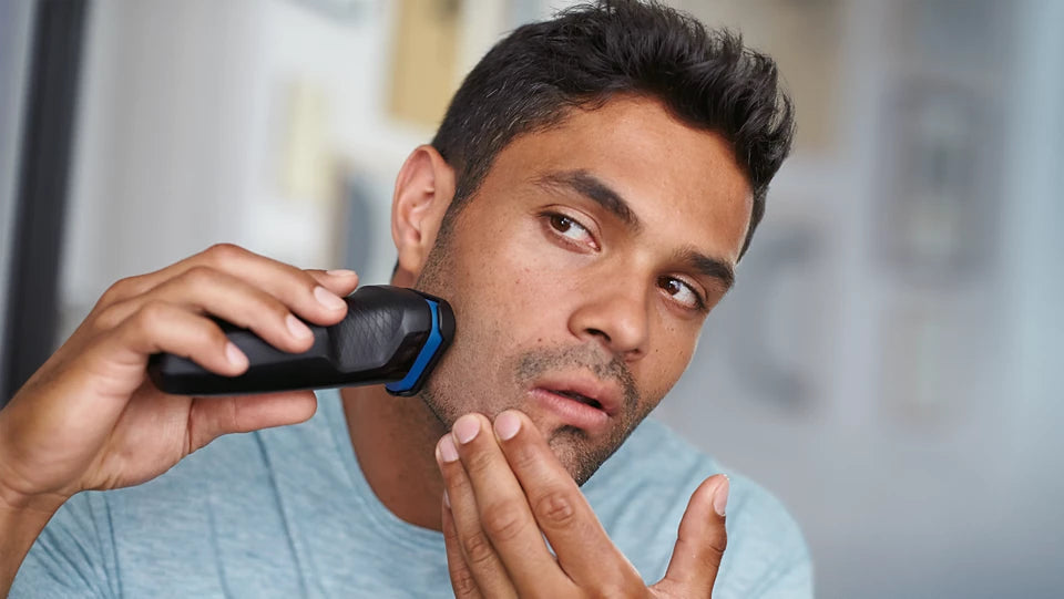 Philips S1030/04 Wet and Dry Electric Shaver (Black)