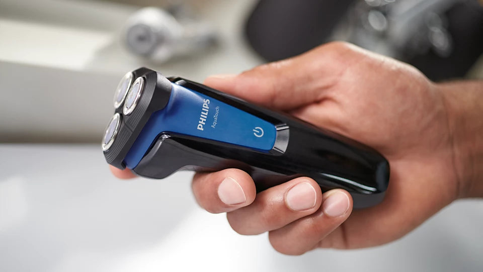 Philips S1030/04 Wet and Dry Electric Shaver (Black)